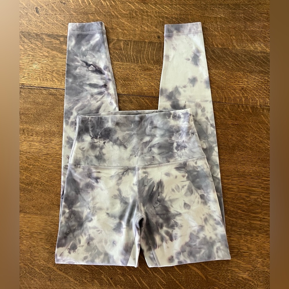 Lululemon Stylish tie-dye leggings in shades of purple and gray.